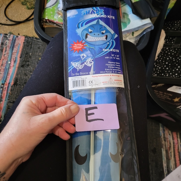 New in package shark diamond kite 30 ×30 3 12 in tails - Picture 4 of 4